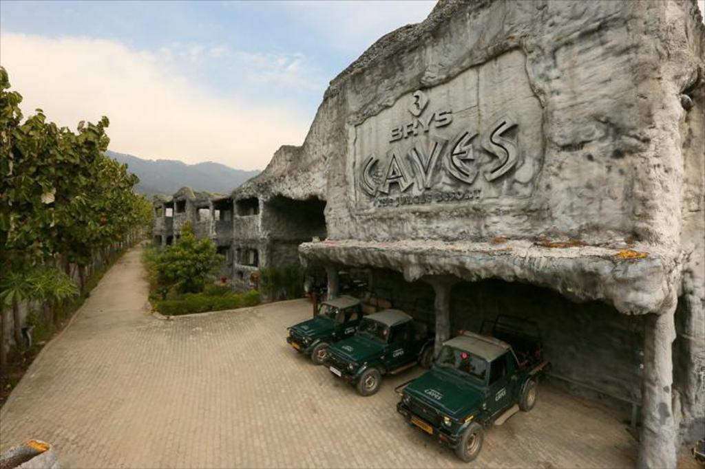 Brys Caves, Corbett-img