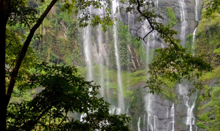 keezharkuthu-falls-img